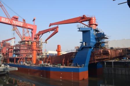 江蘇海新重工熱烈慶祝4艘船舶同日下水、出塢